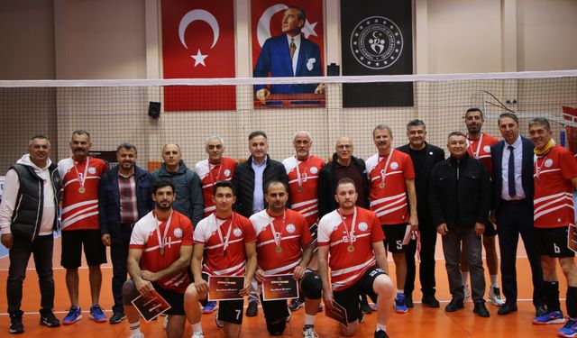 Kayseri Milli Eğitim Erva Erkek Voleybol Takımı şampiyon oldu