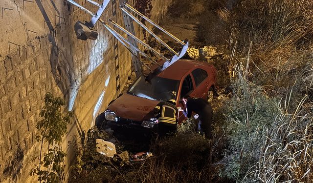 Kayseri'de kanala düşen otomobilin sürücüsü kazadan yara almadan kurtuldu