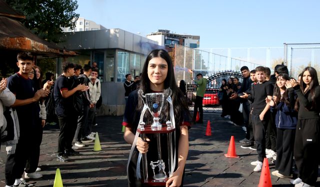 Kick boks dünya şampiyonu öğrenciye okulunda konfetili sürpriz karşılama yapıldı