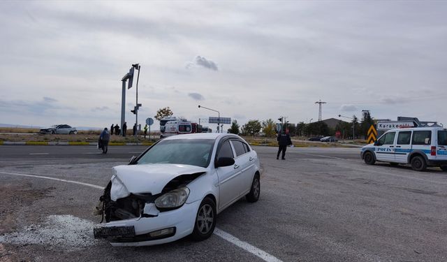 Kırıkkale'de iki otomobilin çarpıştığı kazada 4 kişi yaralandı