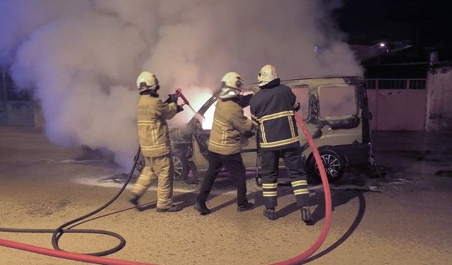 Kırıkkale'de seyir halindeki hafif ticari araçta çıkan yangın hasara yol açtı