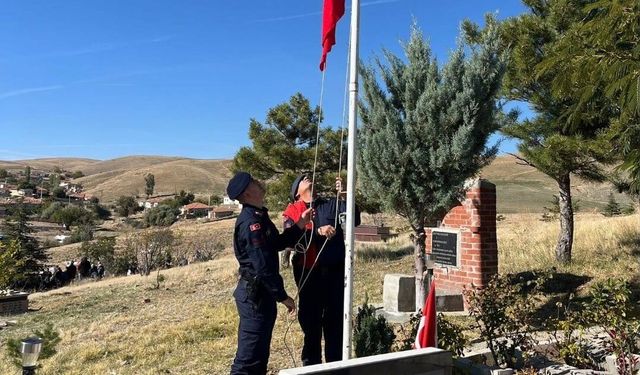 Kırşehir'de jandarma, köylerdeki şehit mezarlarının bakımını yaptı