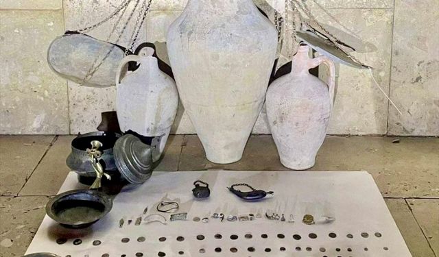 Kırşehir'de tarihi eser niteliği taşıyan objeleri satmaya çalışan 2 şüpheli yakalandı