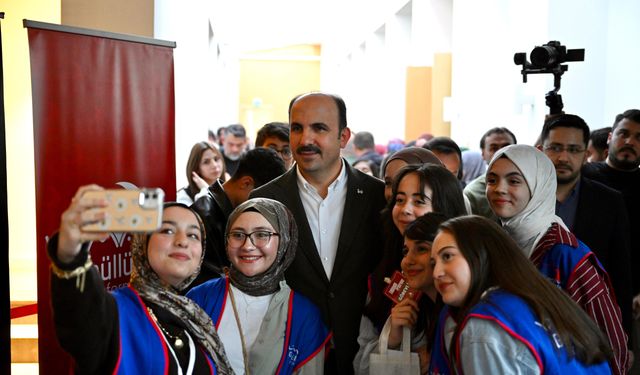 Konya Büyükşehir Belediye Başkanı Altay, Liman Gönüllüleri Platformu üyesi gençlerle buluştu