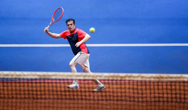 Konyalı sanayiciler fabrikada açılan toprak tenis kortta ter döküyor