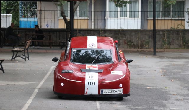Liseliler okulun atölyesinde ürettikleri elektrikli araç 'Lexa'yı geliştirmek için çalışıyor