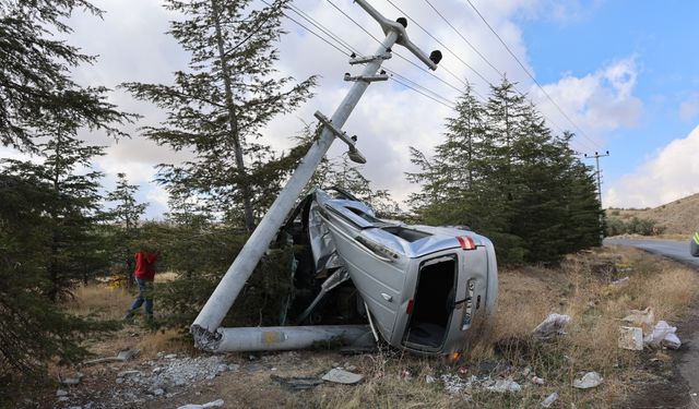 Nevşehir'de aracıyla elektrik direğine çarpan ehliyetsiz sürücü yaralandı