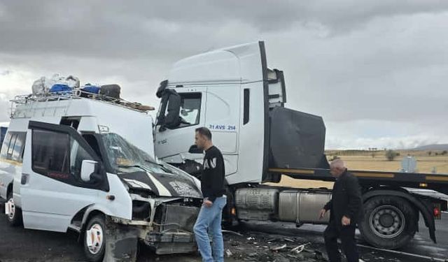 Nevşehir'de tarım işçilerini taşıyan minibüs ile tırın çarpıştığı kazada 9 kişi yaralandı