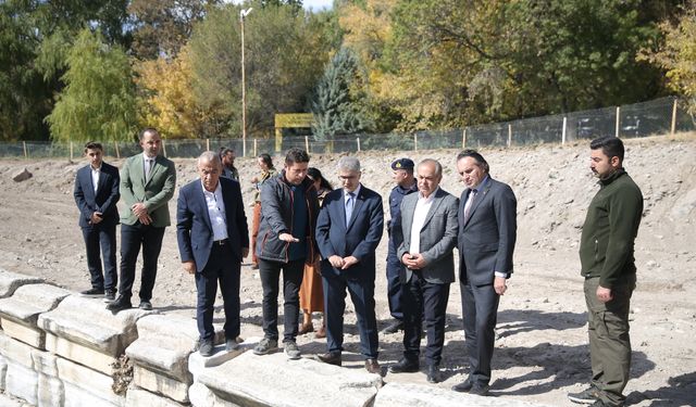 Niğde Valisi Çelik tarihi Roma Havuzu'ndaki kazı çalışmalarını inceledi