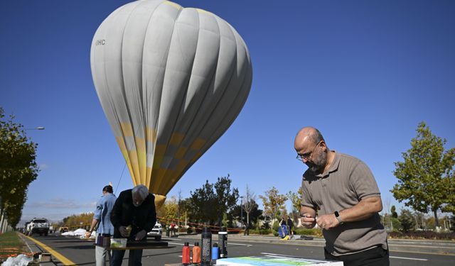Ressamlar, sıcak hava balonu etkinliğini tuvallere taşıdı