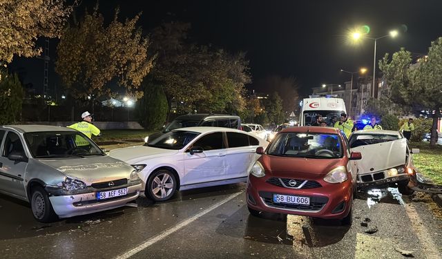 Sivas'ta 5 aracın karıştığı zincirleme trafik kazasında 1 kişi yaralandı