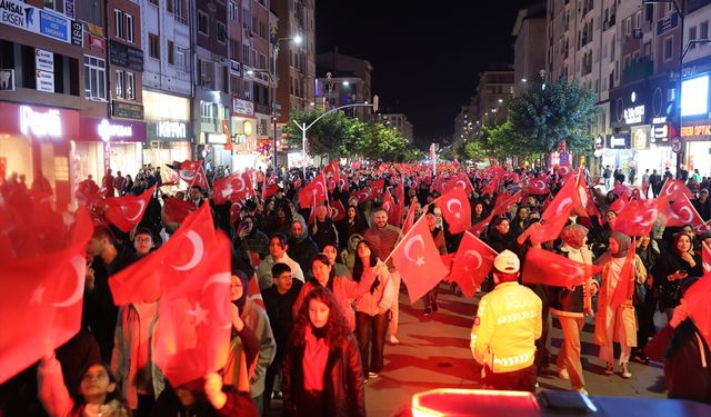 Sivas'ta Cumhuriyet'in 102. yıl dönümü fener alayı ile kutlandı