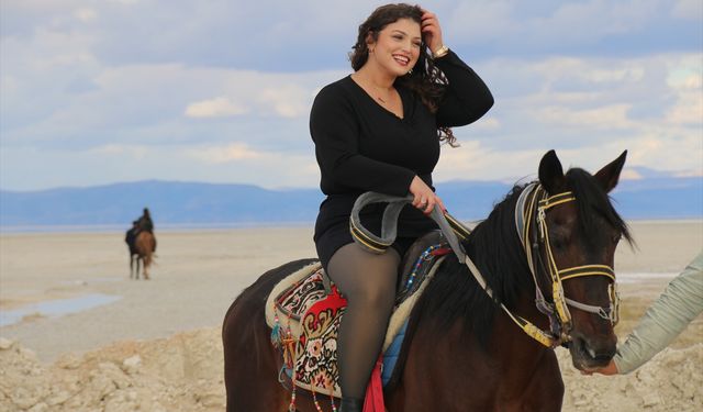 Tuz Gölü, at ve ATV turlarıyla turistlerin gözdesi oluyor