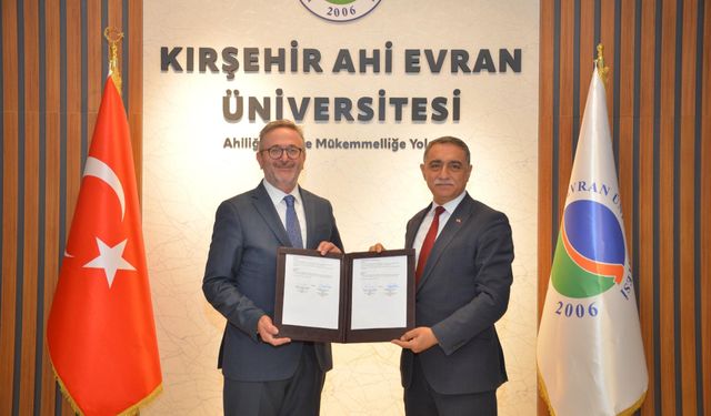 Ulaştırma ve Altyapı Bakanı Uraloğlu, Kırşehir'de gençlerle buluştu: