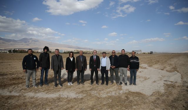 Üniversitenin tarım arazilerinde su tüketimini azaltmak amacıyla 'ponza taşı' kullanılıyor