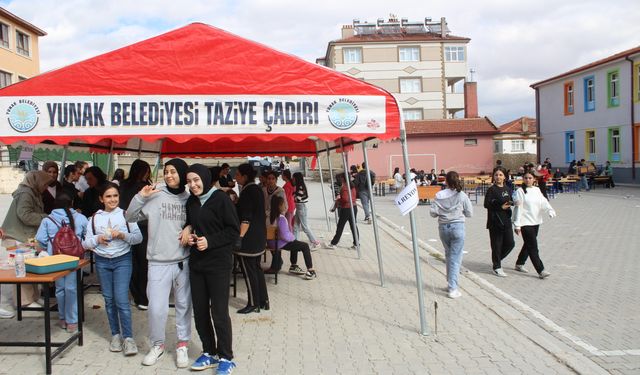 Yunak'ta ortaokul öğrencileri Gazze'li çocuklar için kermes düzenledi