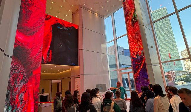 Akbank Refik Anadol'un yapay zeka eserini öğrencilerle buluşturmaya devam ediyor