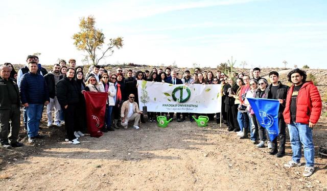Anadolu Üniversitesi öğrencileri Yunus'un fidanlarını toprakla buluşturdu