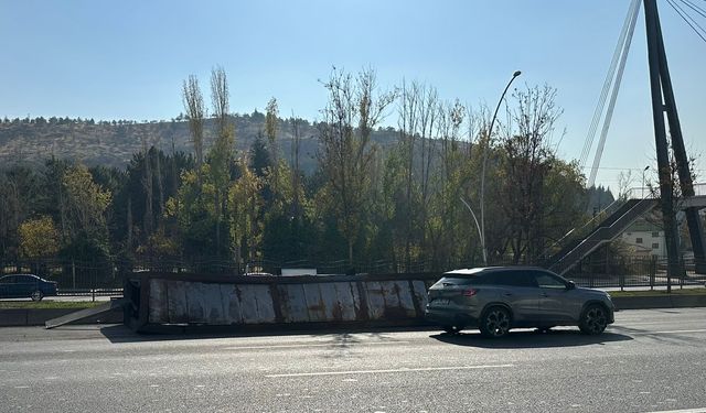 Ankara'da seyir halindeki tırın dorsesinin devrilmesi kamerada