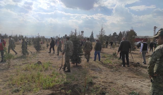Bor'da Milli Ağaçlandırma Günü'nde fidanlar toprakla buluşturuldu