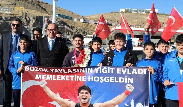 Dünya rekortmeni milli halterci Muhammed Furkan, Yozgat'ta coşkuyla karşılandı