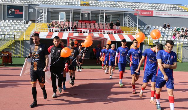 Eskişehir'de lösemili çocuklar yararına futbol maçı oynandı