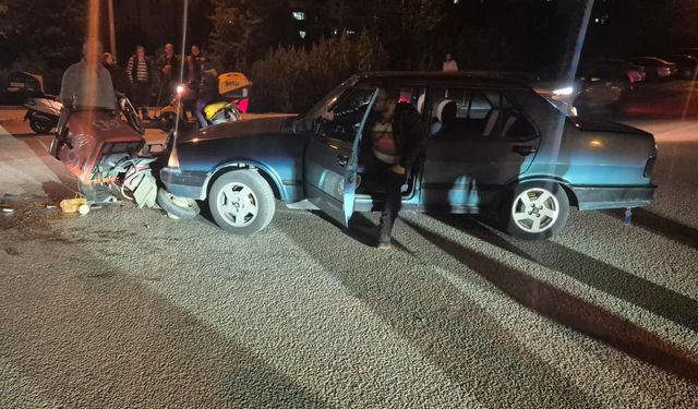 Eskişehir'de otomobille çarpışan motosikletli kurye yaralandı