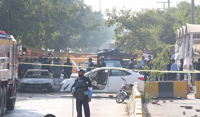 GÜNCELLEME - Pakistan'da mahkeme binası yakınlarında intihar saldırısında 12 kişi öldü, 21 kişi yaralandı