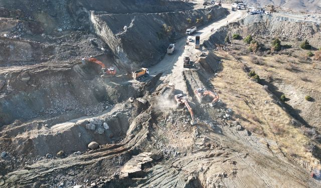 GÜNCELLEME - Sivas'ta demir madeni ocağında göçük altında kalan kişiyi arama çalışması sürüyor
