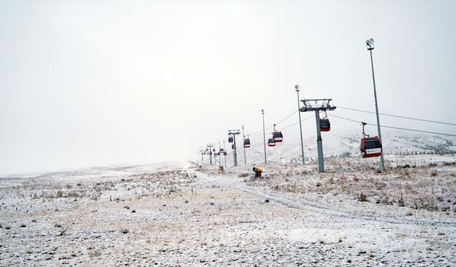 İç Anadolu'nun zirvesi Erciyes Dağı'na kar yağdı