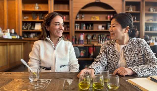 Japon şef Türk zeytinyağlarını harmanlayarak Uzak Doğu'ya tanıtıyor