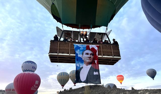Kapadokya'da balonlar Türk bayrakları ve Atatürk posterleriyle uçtu