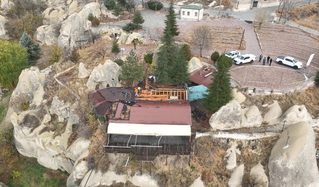 Kapadokya'da vadi yamacında izinsiz yapılan ve doğal dokuya uymayan iş yeri kaldırıldı