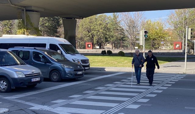 Kayseri'de görme engelli kişiye yolun karşısına geçerken polis yardım etti