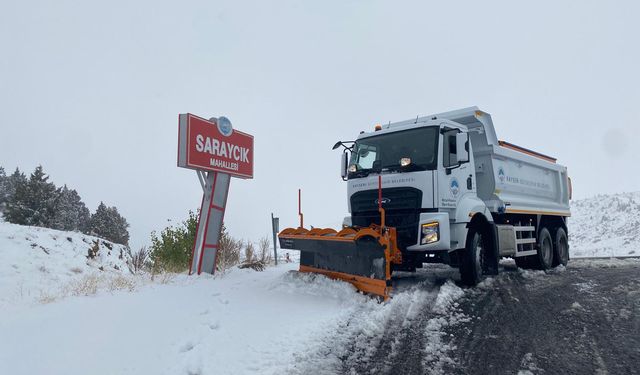 Kayseri'de kırsal mahallelerde karla mücadele çalışmaları sürüyor