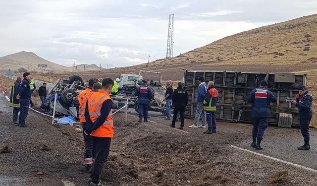 Kayseri'de tırın devrilmesi sonucu 1 kişi öldü, 1 kişi yaralandı