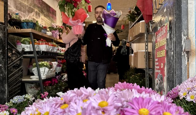 Nevşehir ve Kırşehir'deki çiçekçilerde '24 Kasım Öğretmenler Günü' yoğunluğu