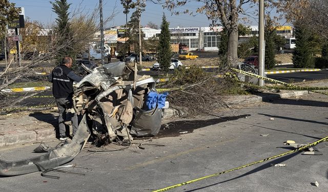 Nevşehir'de ağaca çarparak ikiye bölünen araçtaki 2 çocuk öldü, 1 çocuk yaralandı