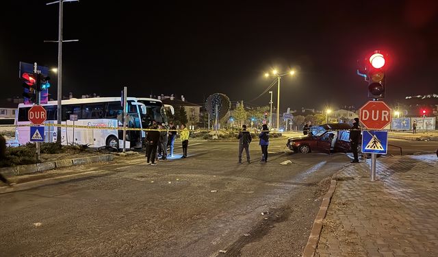 Nevşehir'de tur otobüsü ile çarpışan otomobilde 2 kişi öldü, 3 kişi yaralandı