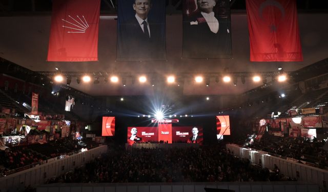 Özgür Özel, CHP 39. Olağan Kurultayı'nda PM ve YDK üyelerinin seçiminde oyunu kullandı: