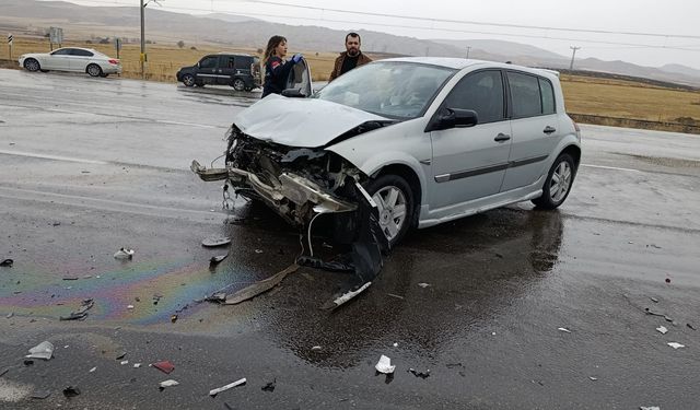 Sivas'ta iki otomobil çarpıştı, 1 kişi öldü, 5 kişi yaralandı