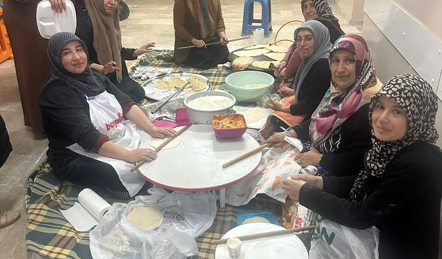 Sivas'ta öğrenciler Gazze yararına kermes düzenledi
