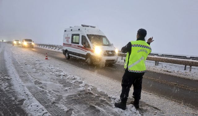 Sivas'ta tır ve 3 otomobilin karıştığı zincirleme trafik kazasında araçlarda hasar oluştu