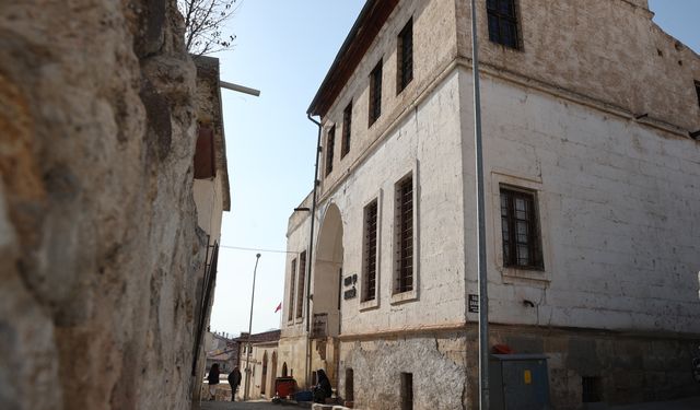 Tarihi konak kadın çini ustalarına sanat atölyesi oldu