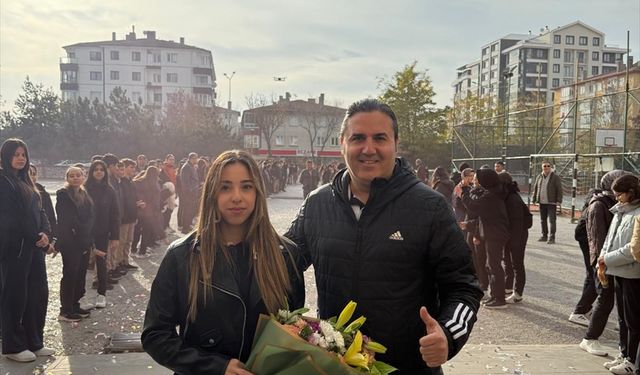 Trampolinde dünya ikincisi Ada Kanat, Çankırı'daki okulunda coşkuyla karşılandı