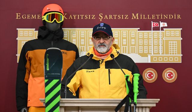 AK Parti'li Cıngı, kayak kıyafetleriyle yaptığı basın toplantısında kış turizmine dikkat çekti