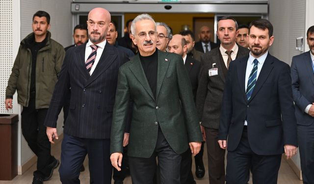 Bakan Uraloğlu, yılbaşında Türkiye Hava Trafik Kontrol Merkezi'nde yürütülen çalışmaları inceledi: