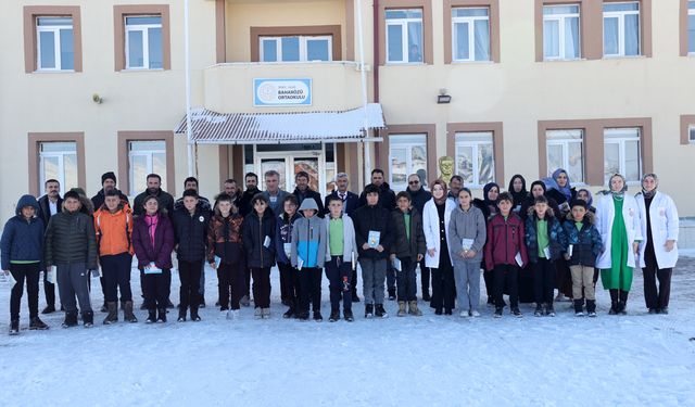 Ebeveynler çocuklarıyla kitap okumak için okulun kütüphanesinde buluşuyor