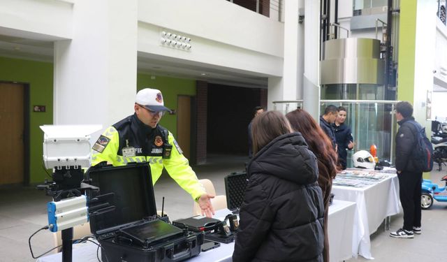 Eskişehir'de jandarma üniversite yerleşkesinde bilgilendirme yaptı