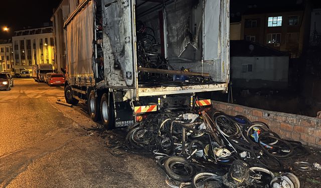 Eskişehir'de park halindeki kamyonun dorsesinde yangın çıktı